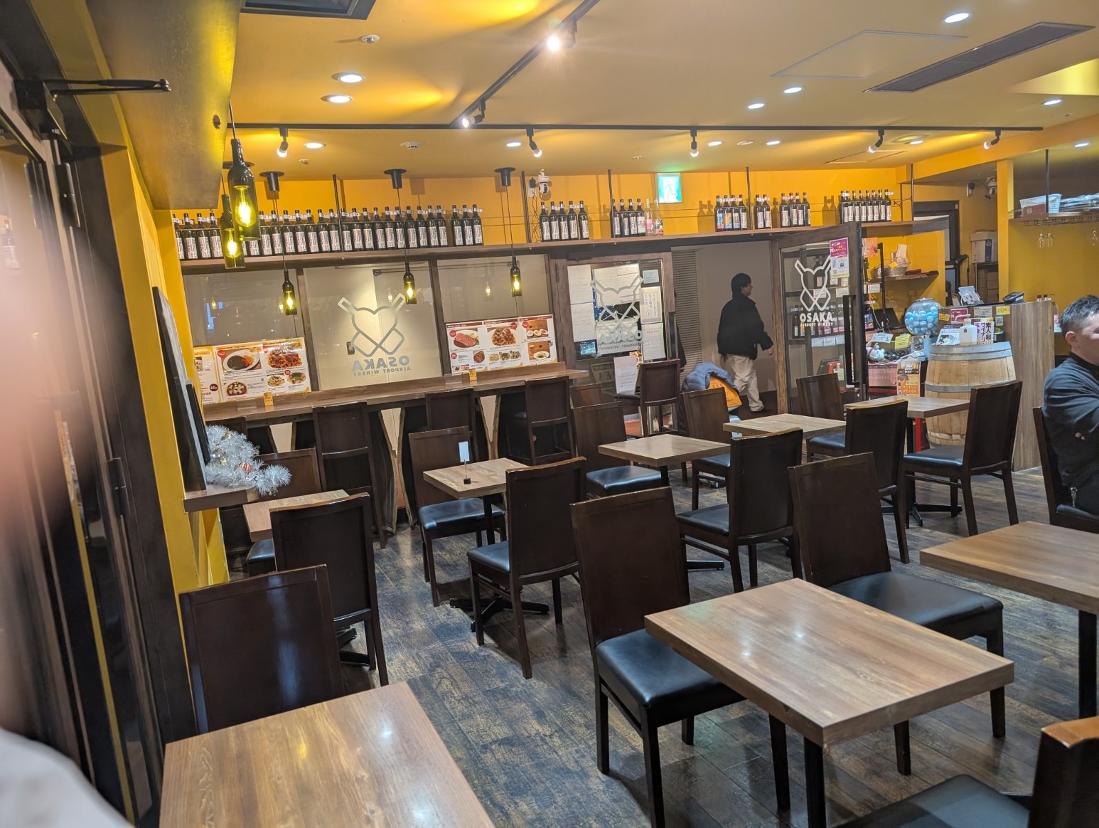 伊丹空港の大阪エアポートワイナリーの店内の様子